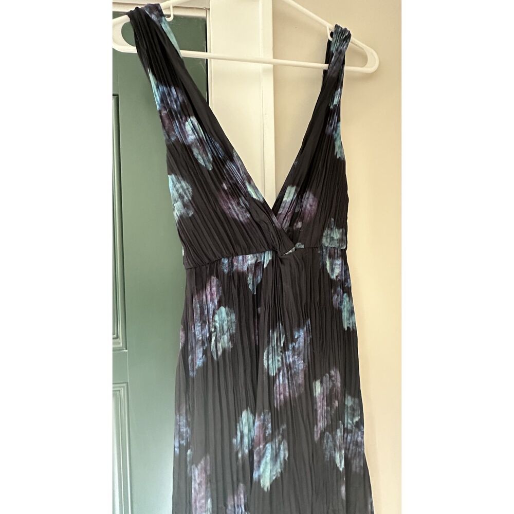 Vince Pleated Floral Midi Dress Size 0 NWOT Deep V-Neck Navy